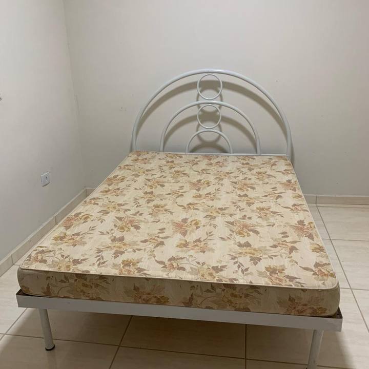Foto de Cama de ferro de casal com colchão