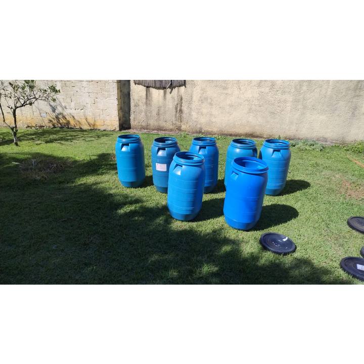 Foto de Bombonas azuis com tampa