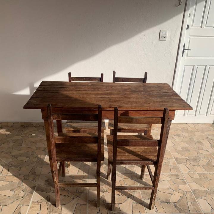 Foto de Mesa de madeira maciça com 4 cadeiras