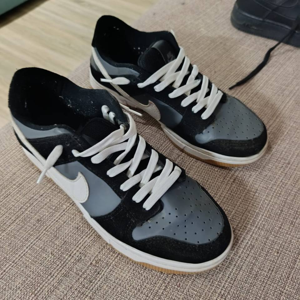 Foto de Dois pares de tenis semi novos