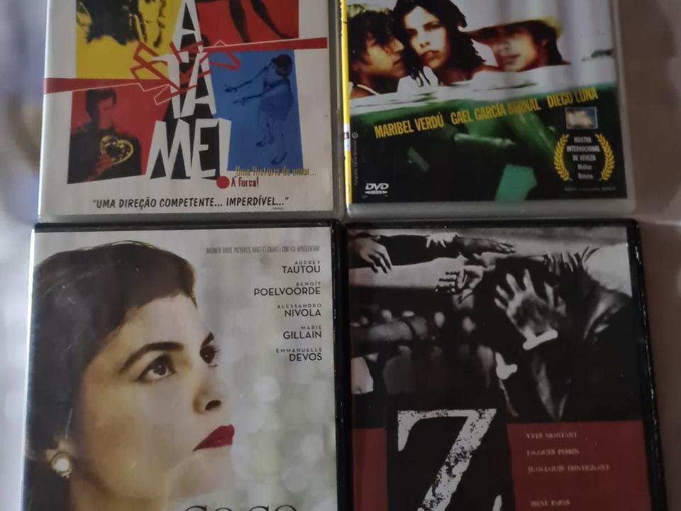 Foto de 4 DVDs de filmes exclusivos, semi novos