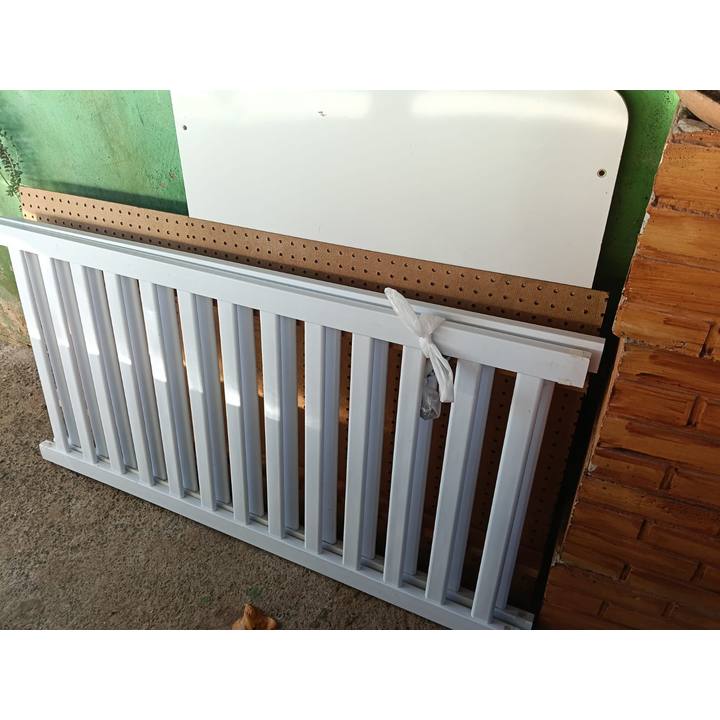 Foto de Berço branco desmontado, com colchão